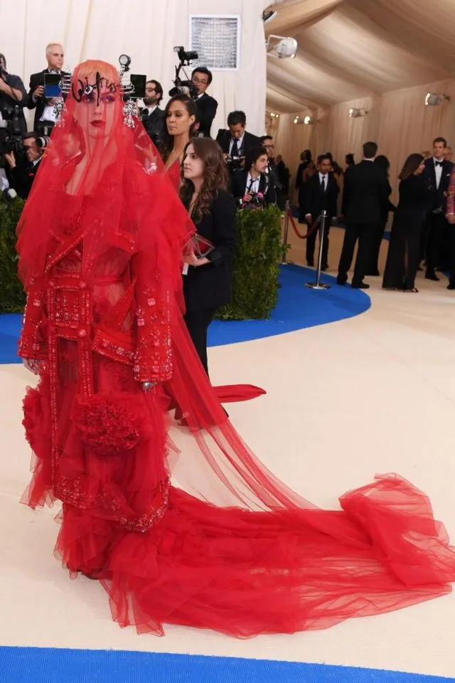 15 Fashion Unik Met Gala 2017. Mana Nih Artis Hollywood yang Paling Nyentrik? 17