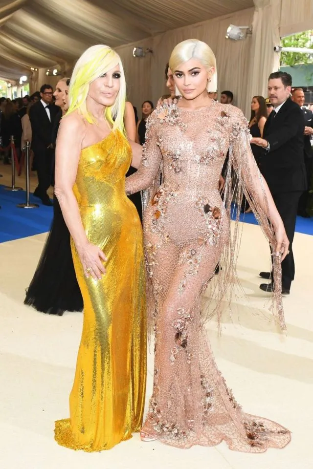 15 Fashion Unik Met Gala 2017. Mana Nih Artis Hollywood yang Paling Nyentrik? 25