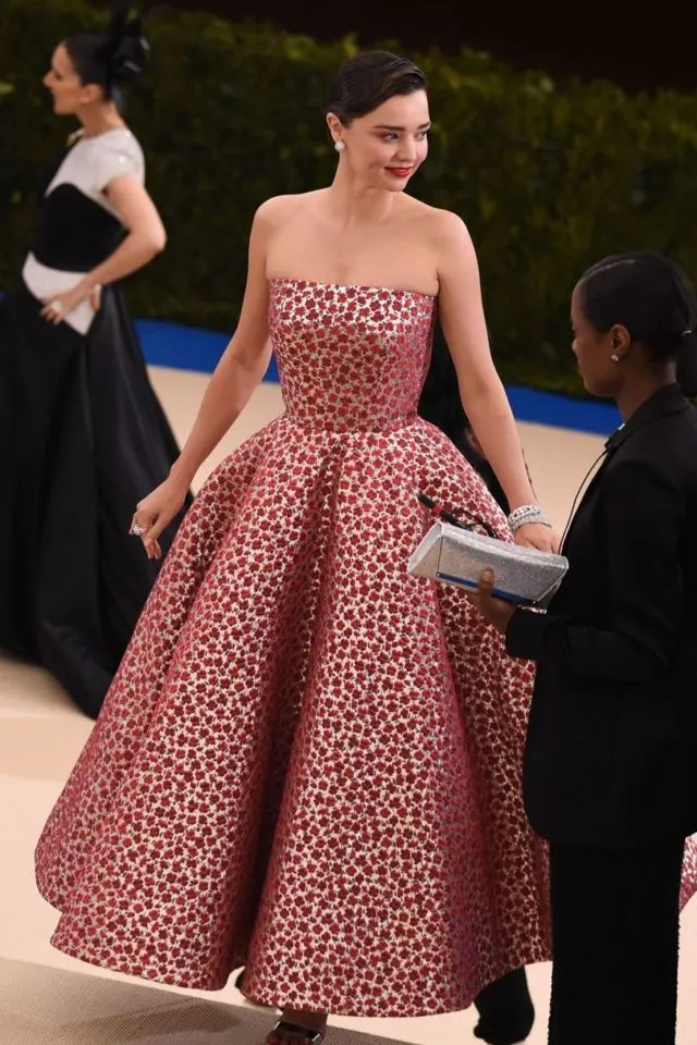 15 Fashion Unik Met Gala 2017. Mana Nih Artis Hollywood yang Paling Nyentrik? 26