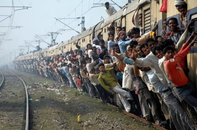 10 Potret Jalur Komuter Paling Matikan di Dunia. Cuma Mau Berangkat Kerja Saja, Harus Bertaruh Nyawa 16