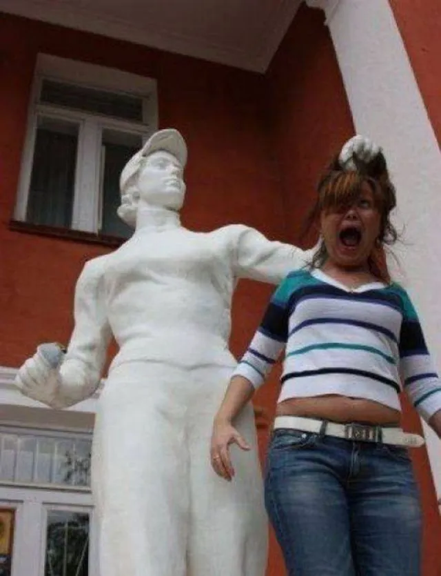 Begini Nih 15 Cara Gokil Berfoto Sama Patung dan Monumen. Biar Fotomu Nggak Gitu-gitu Aja! 30