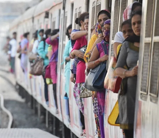 10 Potret Jalur Komuter Paling Matikan di Dunia. Cuma Mau Berangkat Kerja Saja, Harus Bertaruh Nyawa 11