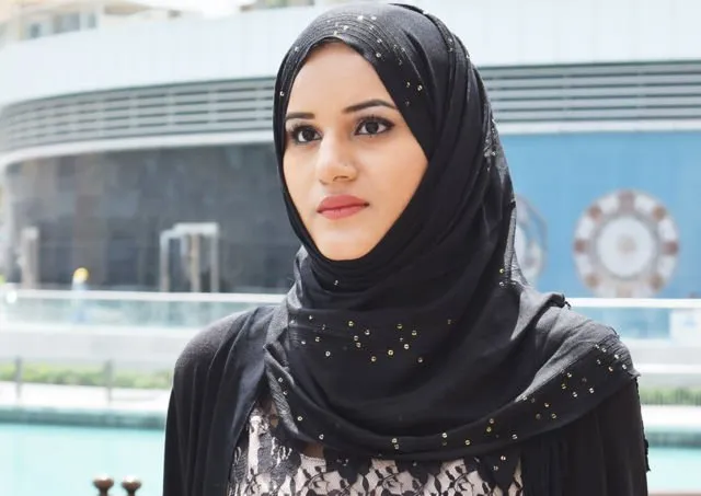 5 Mix and Match Warna Lipstik dengan Hijab. Makin Menawan dan Santun Dilihat 7