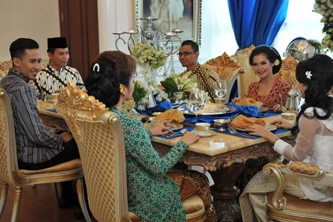 Ini Alasan Lamaran di Indonesia Nggak Kayak di Barat yang Tinggal Berlutut. Semua Demi Kebaikan Kok! 5