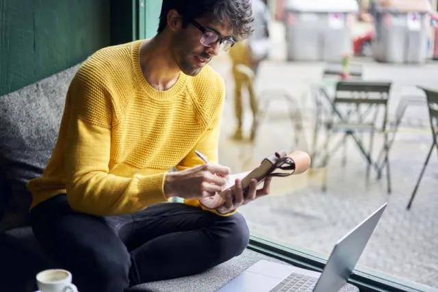 6 Perlakuan Cowok ini Sering Bikin Cewek Bilang ‘Iyuuuh’. Tapi Ujung-ujungnya Luluh Juga Hatinya 8
