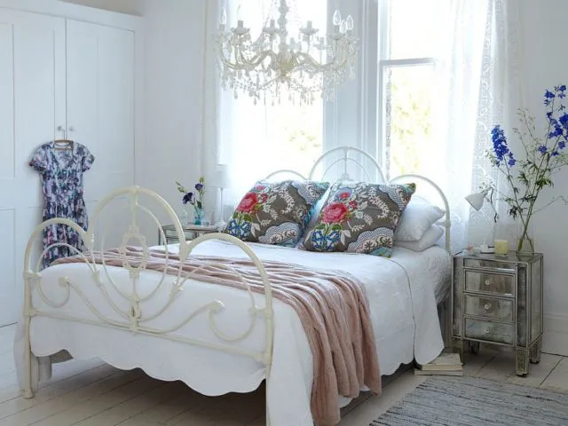Inspirasi Kamar Tidur dan Bathtub Shabby Chic Menawan yang Terlalu Seru untuk Dilewatkan 13