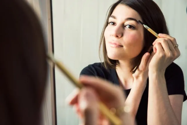6 Kesalahan Makeup yang Jadi Penyebab Foto Selfie Kamu Gagal Total 8 kesalahan makeup gagal selfie