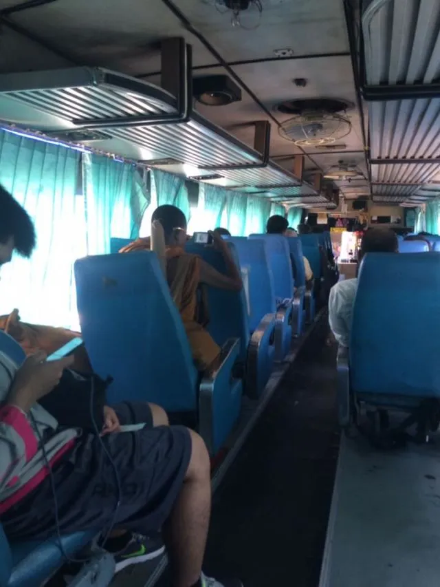 Viral, Seorang Biksu Nonton Video Porno Terang-terangan di Dalam Bus, Eh Malah Cuek Bebek! 3