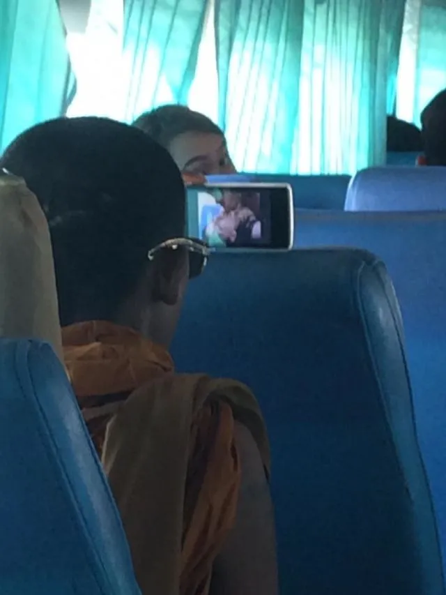 Viral, Seorang Biksu Nonton Video Porno Terang-terangan di Dalam Bus, Eh Malah Cuek Bebek! 4