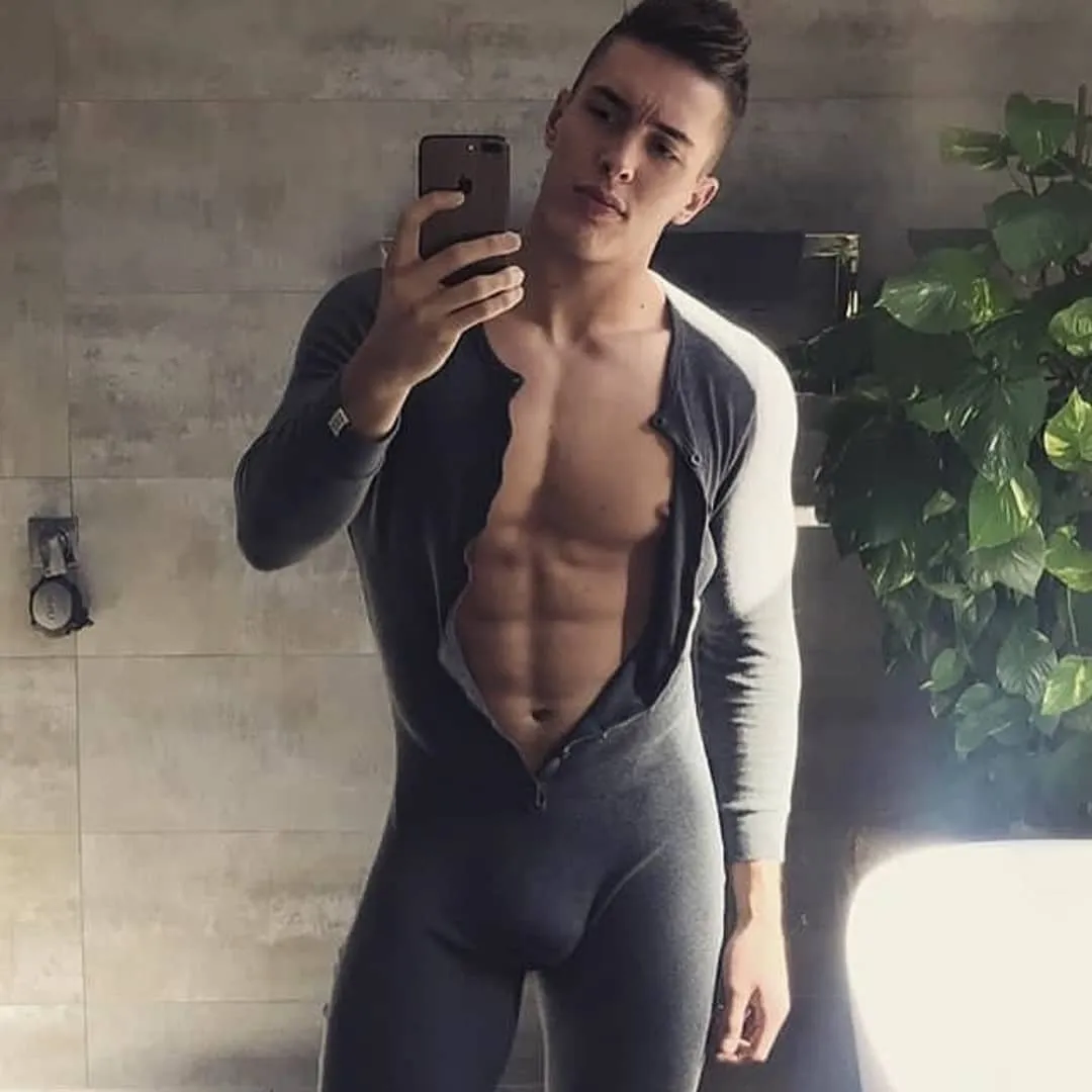 Badan Bagus Memang Idola, Tapi Foto-Foto ini Bisa Bikin Cowok Berharap Punya Perut Buncit Saja 12