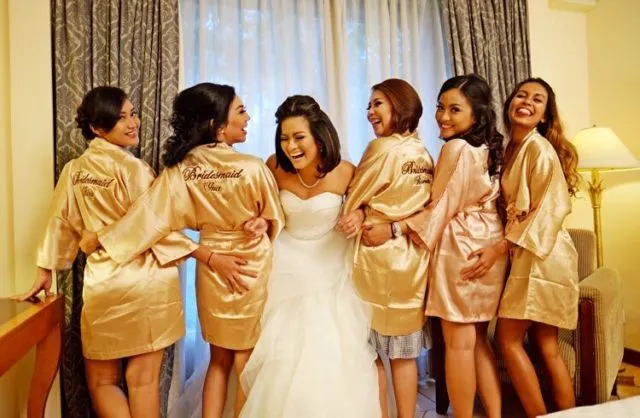 Nggak Punya Sahabat Cewek, Calon Pengantin Ini Ajak Teman-teman Cowoknya Jadi Bridesmaids dan Hasilnya Jadi Selucu Ini 13
