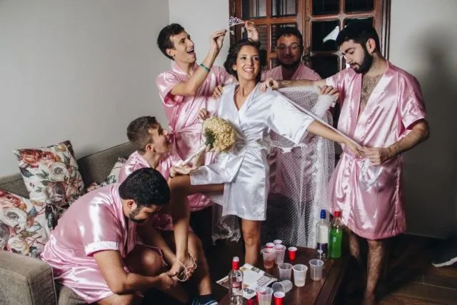 Nggak Punya Sahabat Cewek, Calon Pengantin Ini Ajak Teman-teman Cowoknya Jadi Bridesmaids dan Hasilnya Jadi Selucu Ini 23