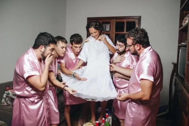 Nggak Punya Sahabat Cewek, Calon Pengantin Ini Ajak Teman-teman Cowoknya Jadi Bridesmaids dan Hasilnya Jadi Selucu Ini 22