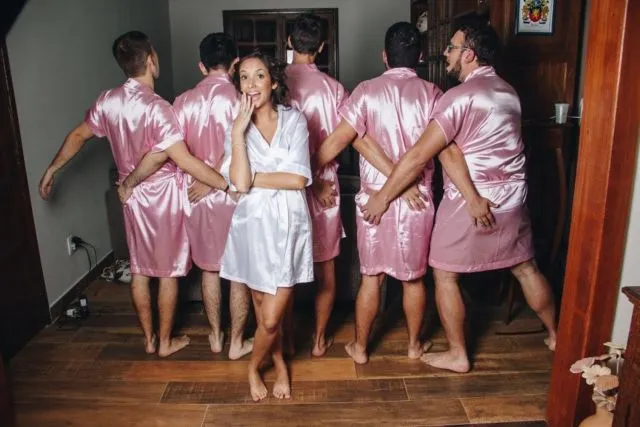 Nggak Punya Sahabat Cewek, Calon Pengantin Ini Ajak Teman-teman Cowoknya Jadi Bridesmaids dan Hasilnya Jadi Selucu Ini 15
