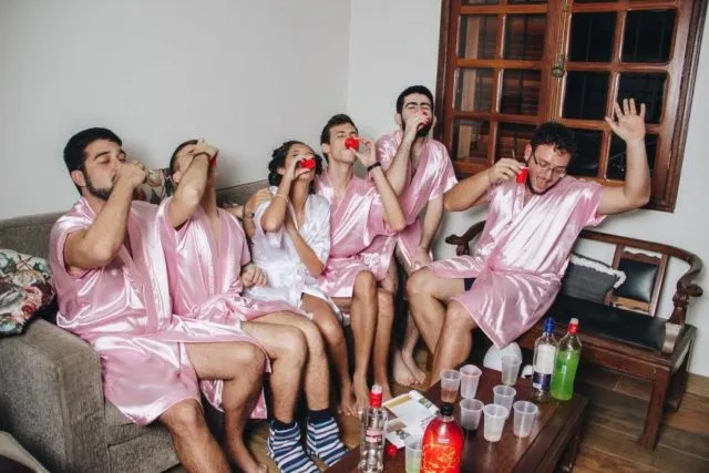 Nggak Punya Sahabat Cewek, Calon Pengantin Ini Ajak Teman-teman Cowoknya Jadi Bridesmaids dan Hasilnya Jadi Selucu Ini 16