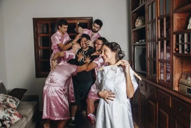 Nggak Punya Sahabat Cewek, Calon Pengantin Ini Ajak Teman-teman Cowoknya Jadi Bridesmaids dan Hasilnya Jadi Selucu Ini 18