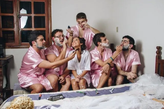 Nggak Punya Sahabat Cewek, Calon Pengantin Ini Ajak Teman-teman Cowoknya Jadi Bridesmaids dan Hasilnya Jadi Selucu Ini 20