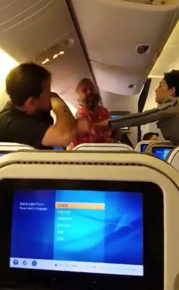 Dua Penumpang Ini Tiba-tiba Bertengkar Hingga Adu Pukul di Kabin Pesawat! Serem Tapi Gokil Sih Ini 5