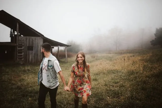 7 Alasan Genggaman Tangan Nggak Kalah Romantis Dari Pelukan, Ini Juga yang Buat Jantungmu Berantakan 9