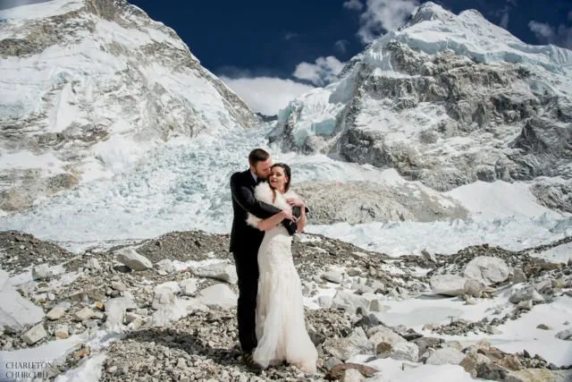 Luar Biasa, Pasangan Ini Menikah di Gunung Everest. Kalau Sudah Cinta, Menaklukkan Gunung pun Bisa! 27