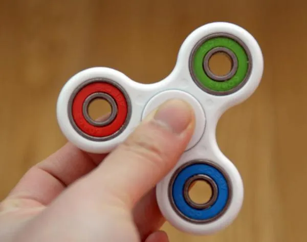 Fidget Spinner yang Lagi Hits di Kawula Muda Ini Punya Banyak Manfaat, Ternyata Tak Sembarang Mainan 10