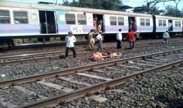 10 Potret Jalur Komuter Paling Matikan di Dunia. Cuma Mau Berangkat Kerja Saja, Harus Bertaruh Nyawa 14