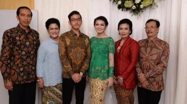 Ini Alasan Lamaran di Indonesia Nggak Kayak di Barat yang Tinggal Berlutut. Semua Demi Kebaikan Kok! 6