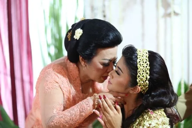 Ini yang Seorang Ibu Rasakan Saat Melepas Putrinya Menikah. Meski Tidak Disampaikan, Sebenarnya Ini Mengharukan 10