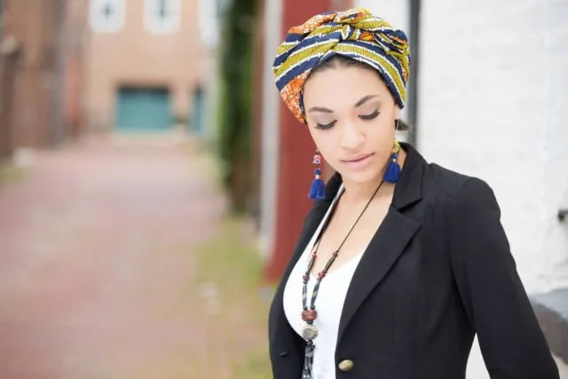 10 Kreasi Percantik Tampilan Kepala dengan Scarf, Berhijab atau Nggak Sama-sama Menawan 14