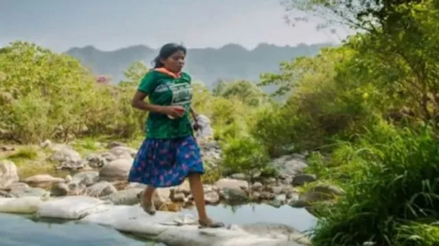 Yang Lain Tampil Serius, Cewek Ini Jadi Juara Lomba Maraton dengan Cuma Pakai Rok dan Sandal Lusuh 6