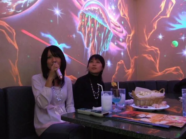 Karaokean Ala Introvert Alias Sendirian, Bakal Jadi Tren Terbaru. Lihat Saja Budaya Karaoke Bergeser 10
