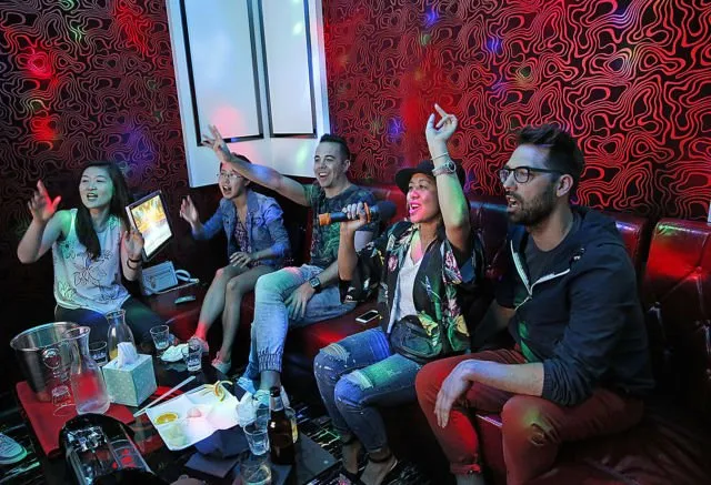 Karaokean Ala Introvert Alias Sendirian, Bakal Jadi Tren Terbaru. Lihat Saja Budaya Karaoke Bergeser 11