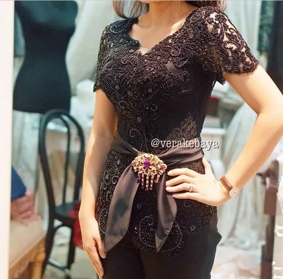 13 Inspirasi Kebaya Lengan Pendek untuk Segala Acara. Santai Tapi Tetap Terlihat Punya Pesona 14