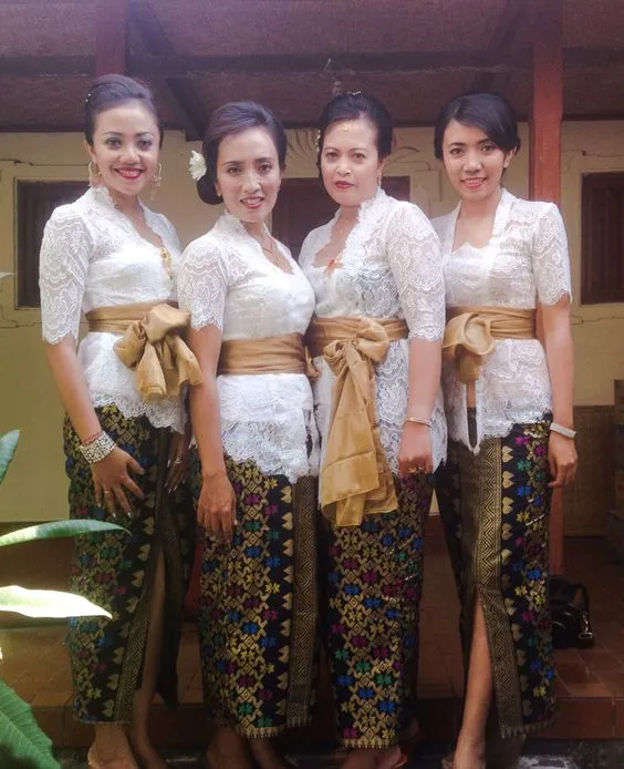 13 Inspirasi Kebaya Lengan Pendek untuk Segala Acara. Santai Tapi Tetap Terlihat Punya Pesona 17