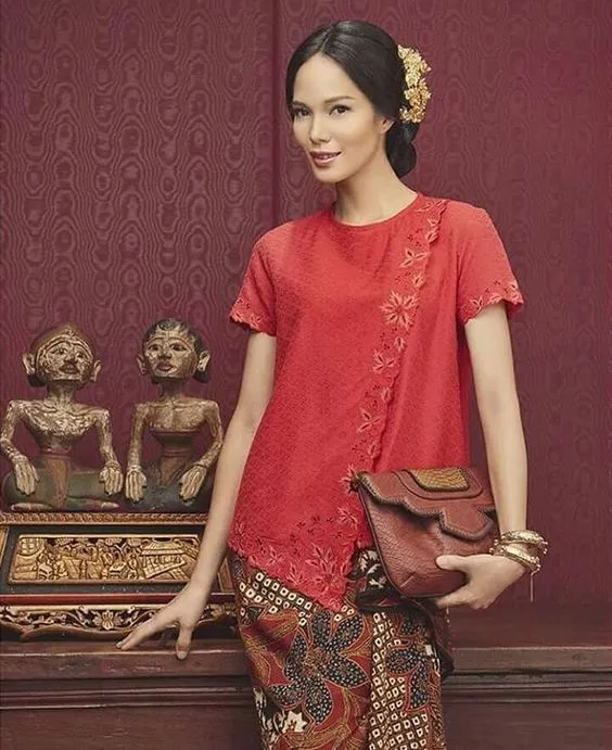 13 Inspirasi Kebaya Lengan Pendek untuk Segala Acara. Santai Tapi Tetap Terlihat Punya Pesona 22