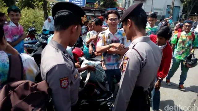Aksi Heroik Ibu-Ibu Membubarkan Konvoi Pakai Air Bekas Cucian Piring, Tegas! 4
