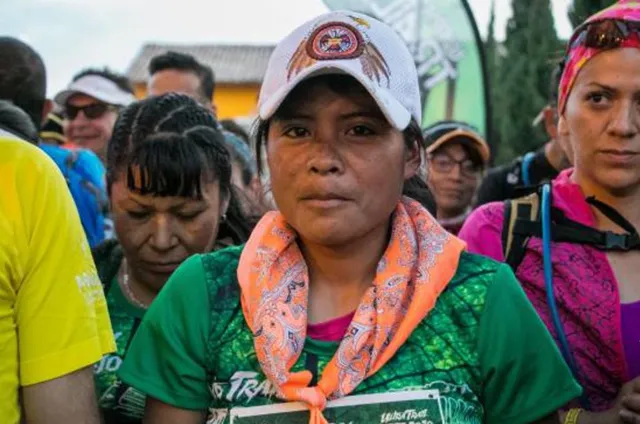 Yang Lain Tampil Serius, Cewek Ini Jadi Juara Lomba Maraton dengan Cuma Pakai Rok dan Sandal Lusuh 8