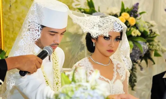 Ini Alasan Lamaran di Indonesia Nggak Kayak di Barat yang Tinggal Berlutut. Semua Demi Kebaikan Kok! 8