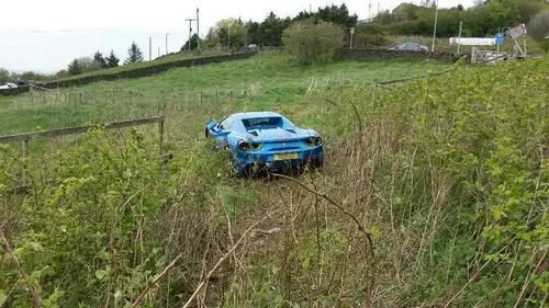 Mobil Ferrari Seharga 5 Miliar Dibuang Pemiliknya di Lapangan Desa, Begini Nih Kalau Kebanyakan Duit 4