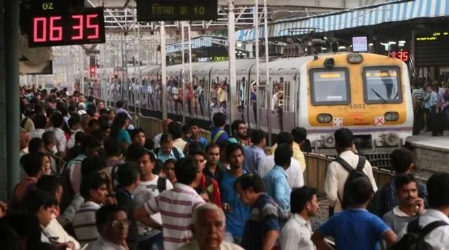 10 Potret Jalur Komuter Paling Matikan di Dunia. Cuma Mau Berangkat Kerja Saja, Harus Bertaruh Nyawa 13