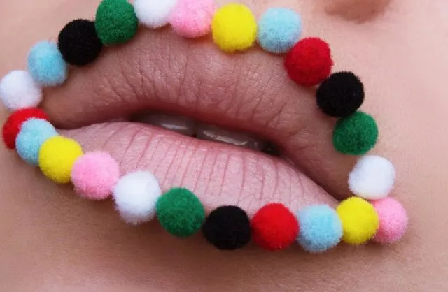 Lagi Tren di Instagram; Pompom Makeup yang Membuat Penampilan Terlihat Unik dan Berbeda 22
