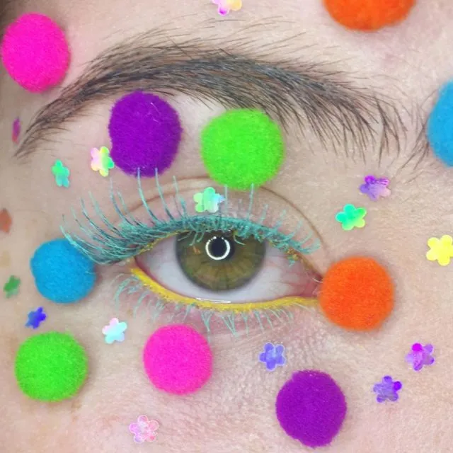 Lagi Tren di Instagram; Pompom Makeup yang Membuat Penampilan Terlihat Unik dan Berbeda 13
