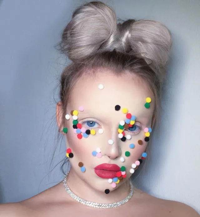 Lagi Tren di Instagram; Pompom Makeup yang Membuat Penampilan Terlihat Unik dan Berbeda 16