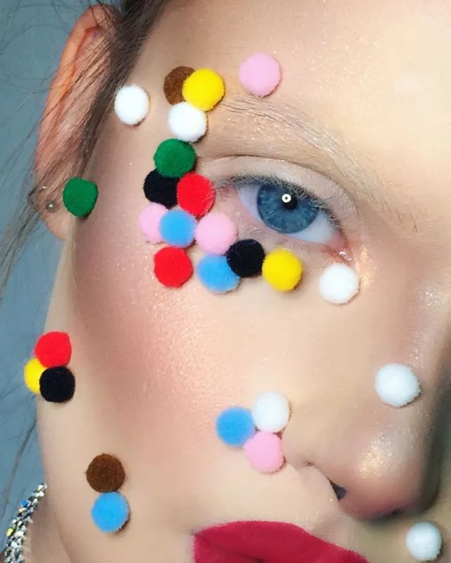 Lagi Tren di Instagram; Pompom Makeup yang Membuat Penampilan Terlihat Unik dan Berbeda 17