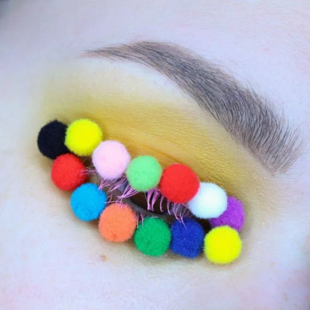 Lagi Tren di Instagram; Pompom Makeup yang Membuat Penampilan Terlihat Unik dan Berbeda 18