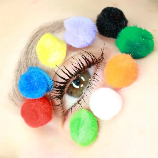Lagi Tren di Instagram; Pompom Makeup yang Membuat Penampilan Terlihat Unik dan Berbeda 19
