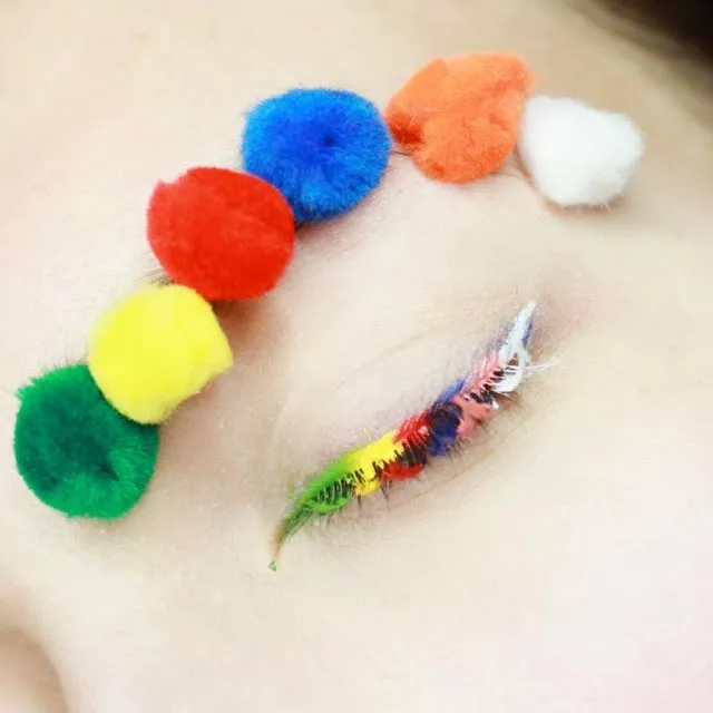 Lagi Tren di Instagram; Pompom Makeup yang Membuat Penampilan Terlihat Unik dan Berbeda 20