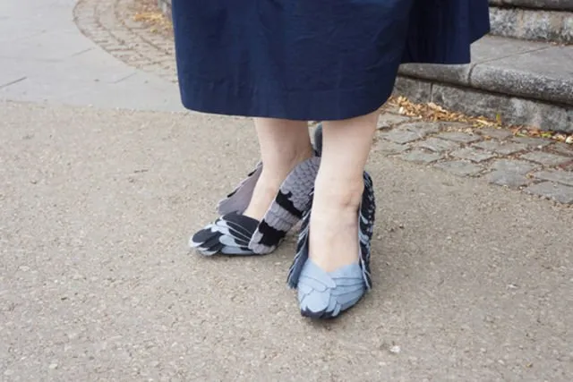Wanita Ini Jadi Heboh Karena Dikira Menginjak-injak Merpati, Ternyata Ini Cara Bikin Sepatu Unik Itu! 9