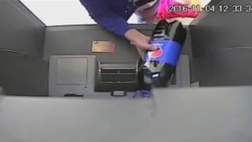 Berapa Juta pun Duitmu Hilang, Jangan Siram ATM Pakai Minuman Soda! Wanita Ini Kena Akibatnya