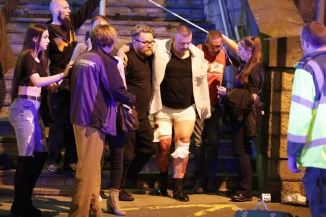 Bom Meledak saat Ariana Grande Manggung di Manchester. Korban Meninggal Mencapai 19 Orang! 4